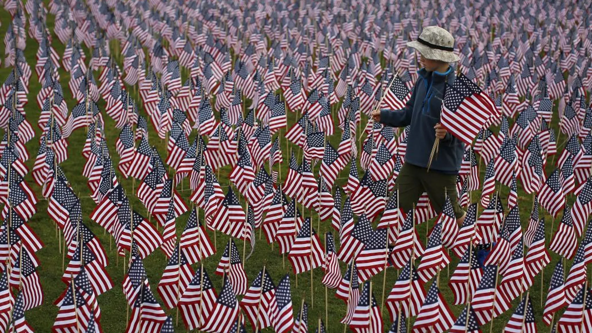 Un niño camina entre las 3000 banderas colocadas en el memorial de Winnetka, Illinois, que recuerdan a los fallecidos por el 11-S