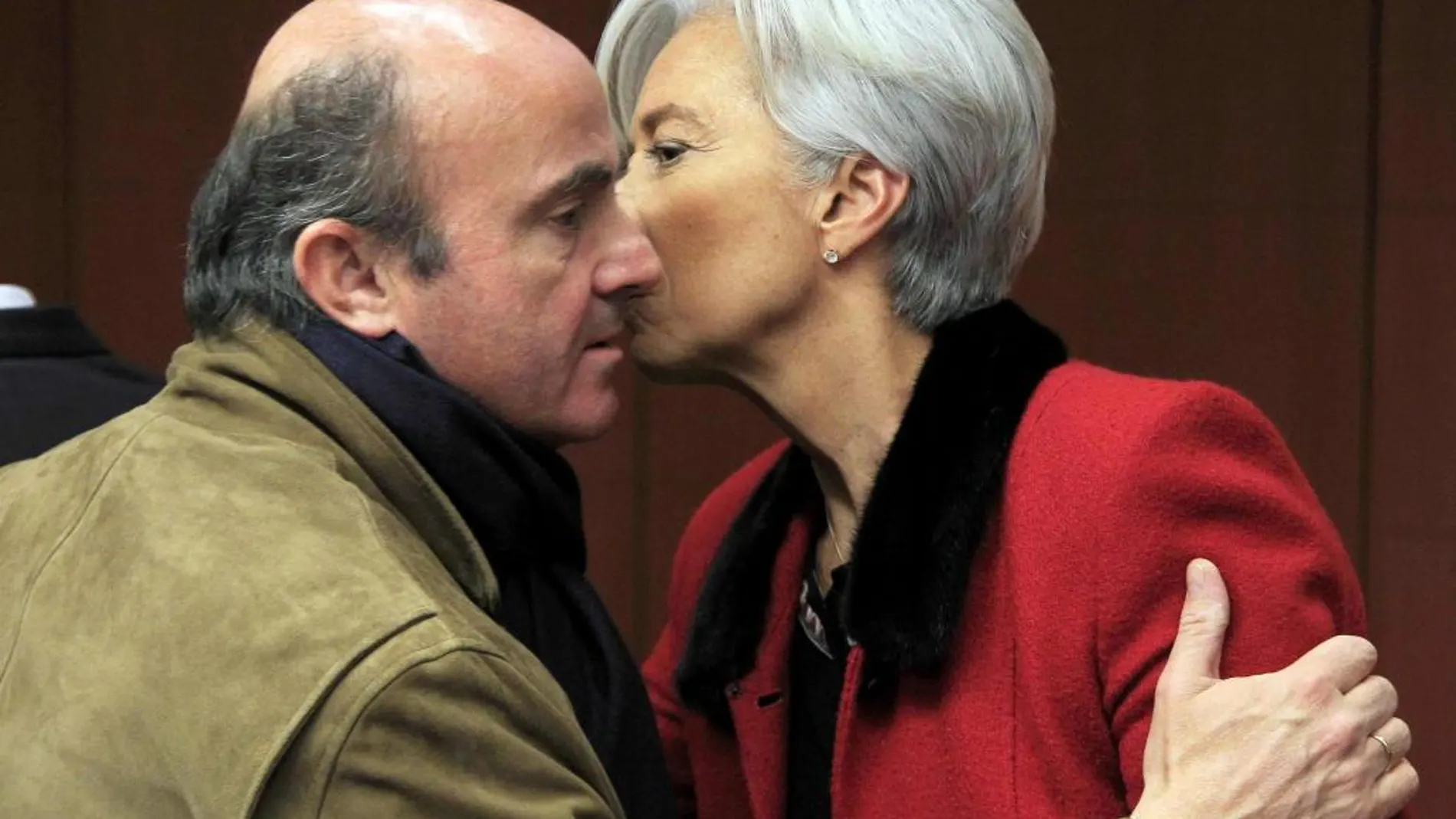 Luis de Guindos saluda a la directora del FM, Christine Lagarde.