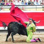 Iván Fandiño rematando de rodillas la faena de muleta de su primer toro de la tarde en Bilbao