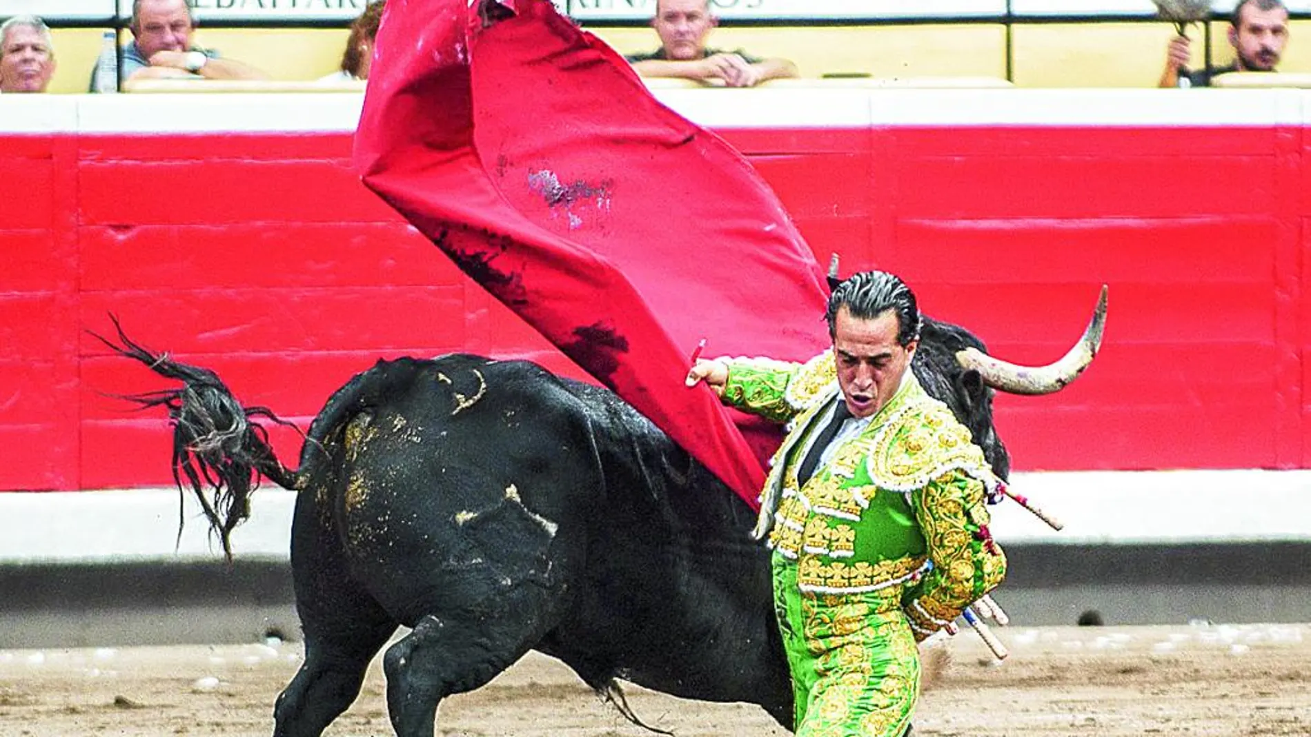 Iván Fandiño rematando de rodillas la faena de muleta de su primer toro de la tarde en Bilbao