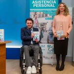 La consejera de Familia e Igualdad de Oportunidades, Alicia García, junto al presidente de Predif estatal, Francisco Sardón, en la presentación por primera vez en una Comunidad Autónoma del «Manual de formación para asistentes personales»