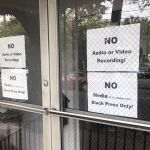 Carteles en la puerta de la iglesia baptista en la que se celebraba el acto de campaña