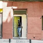Uno de los vendedores de droga sale de un narcopiso en una de las calles del barrio de Lavapiés. Foto: Jesús G. Feria