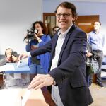Alfonso Fernández Mañueco, en el momento de votar en las sedes de León y Salamanca, respectivamente