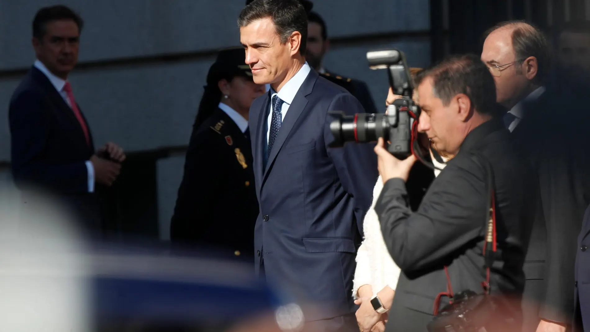 Abucheos y gritos de «¡Fuera, fuera!» a Pedro Sánchez a su llegada al Congreso. Foto: Javier Fdez-Largo
