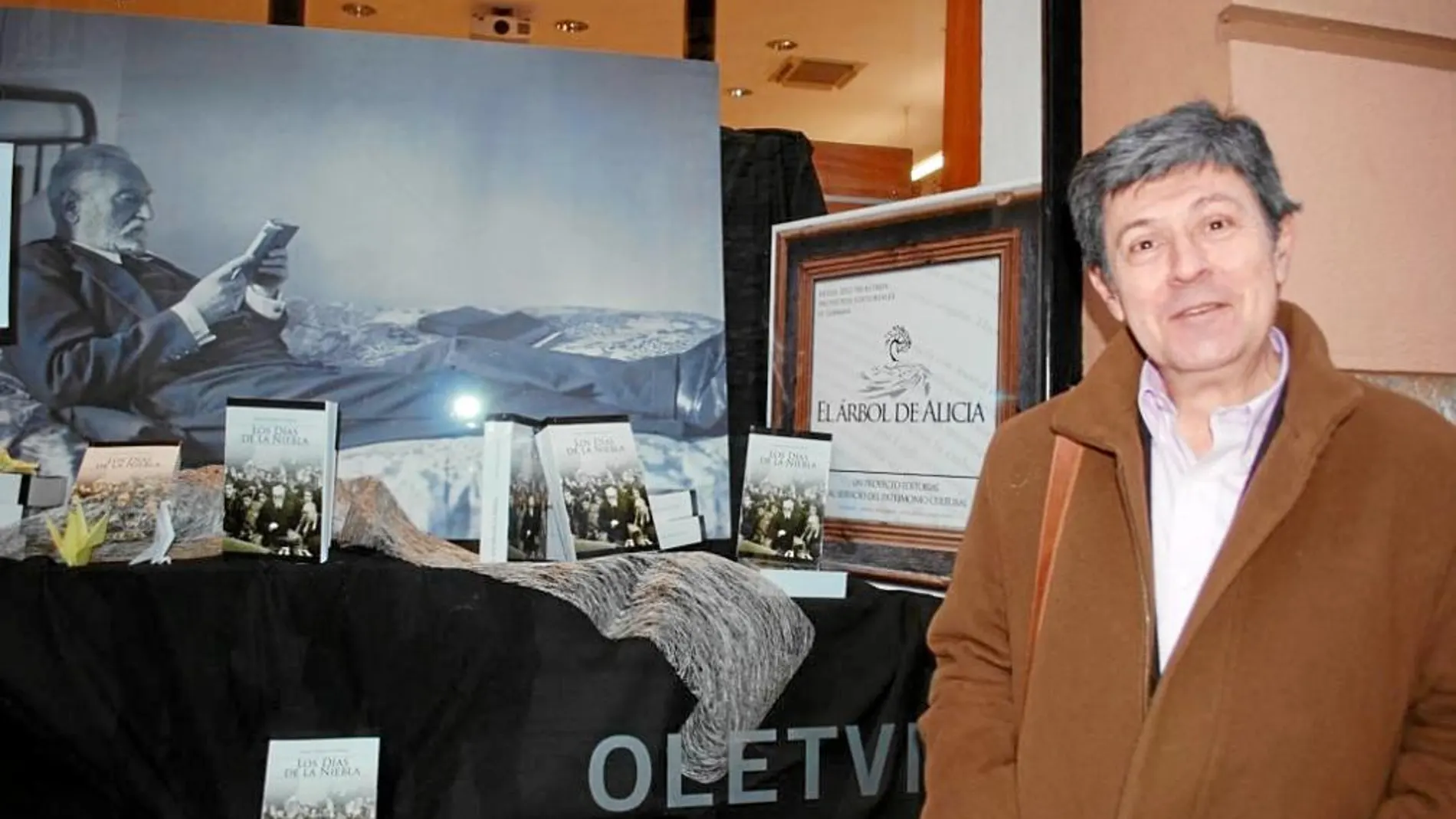 El autor salmantino Daniel Sánchez Gutiérrez, junto al escaparate que dedicó a su libro la Libería Oletvm