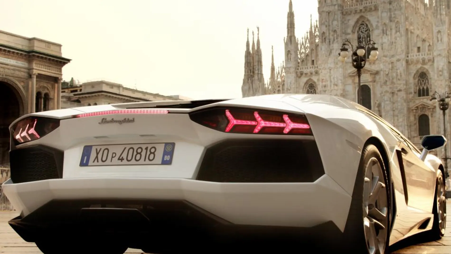 Un Lamborghini, junto al Duomo de Milan
