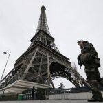 Un soldado francés vigila junto a la Torre Eiffel