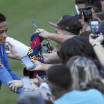 Neymar firma autógrafos tras un entrenamiento con Brasil, que prepara los Juegos Olímpicos