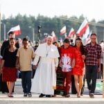 El Papa junto a los jóvenes con los que cruzó la Puerta Santa