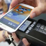 Un usuario pagando con su teléfono móvil