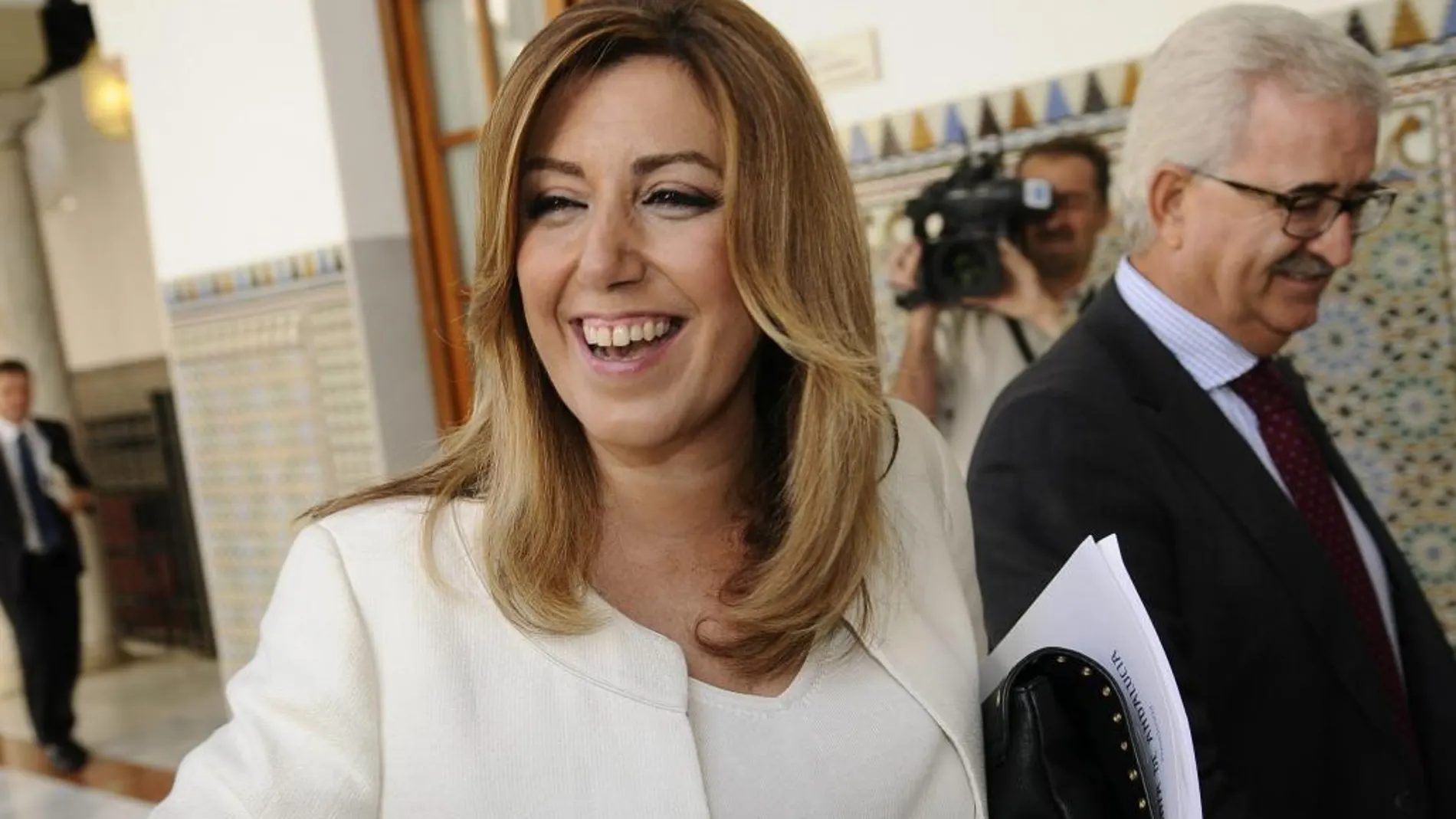 Jiménez Barrios, en la imagen junto a Susana Díaz, es una de las once personas que desempeña las funciones de dos puestos distintos.