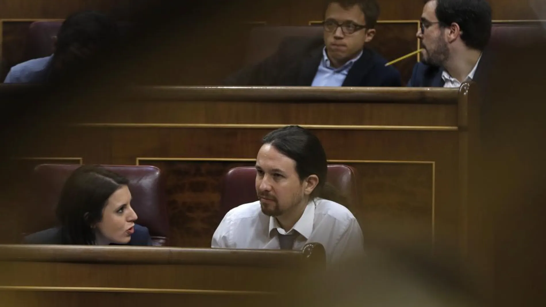 El líder de Podemos, Pablo Iglesias (d); la portavoz, Irene Montero.