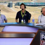 Greg Norman, a la derecha de los comentaristas