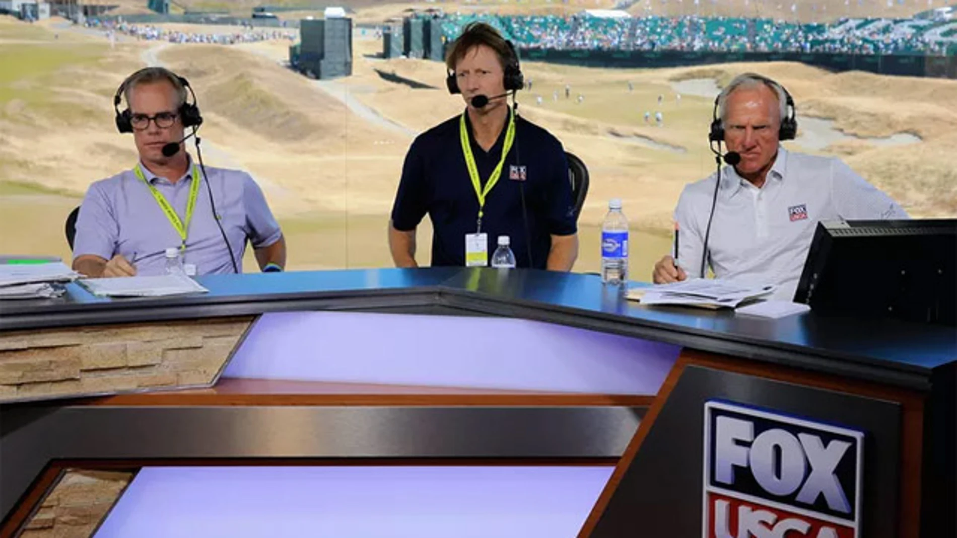 Greg Norman, a la derecha de los comentaristas
