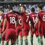 El jugador de la selección de fútbol de Portugal Cristiano Ronaldo (c) celebra un gol con sus compañeros ante Islas Feroe