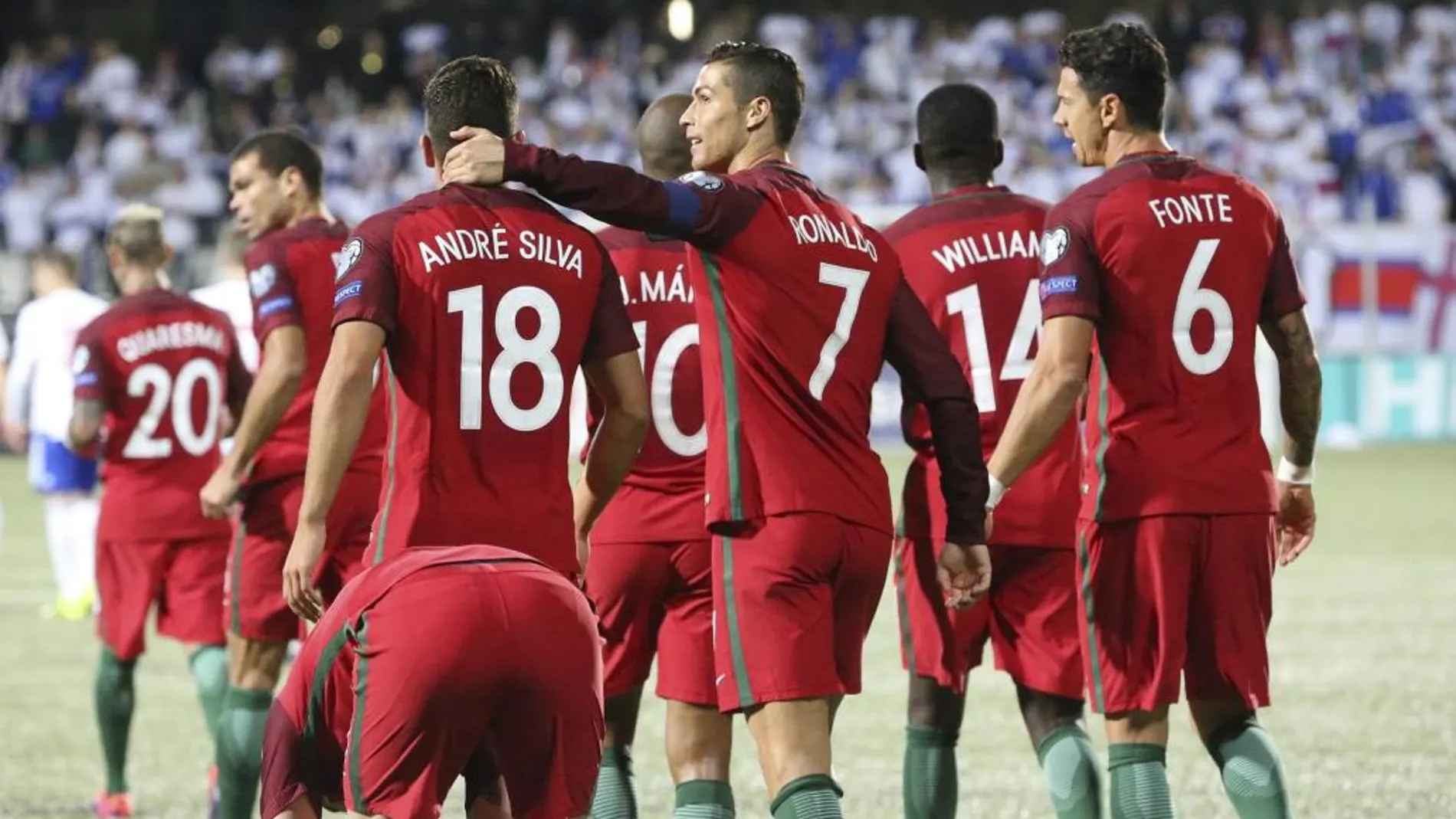 El jugador de la selección de fútbol de Portugal Cristiano Ronaldo (c) celebra un gol con sus compañeros ante Islas Feroe