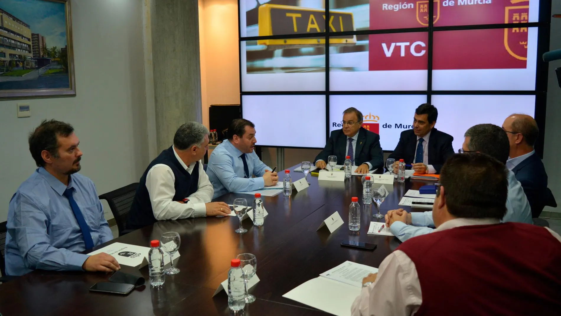 El consejero de Fomento e Infraestructuras, Patricio Valverde, se reunió ayer con representantes del sector del taxi y de los VTC para coordinar las medidas que se desarrollarán para garantizar la convivencia entre ambos sistemas de transporte en la Región de Murcia