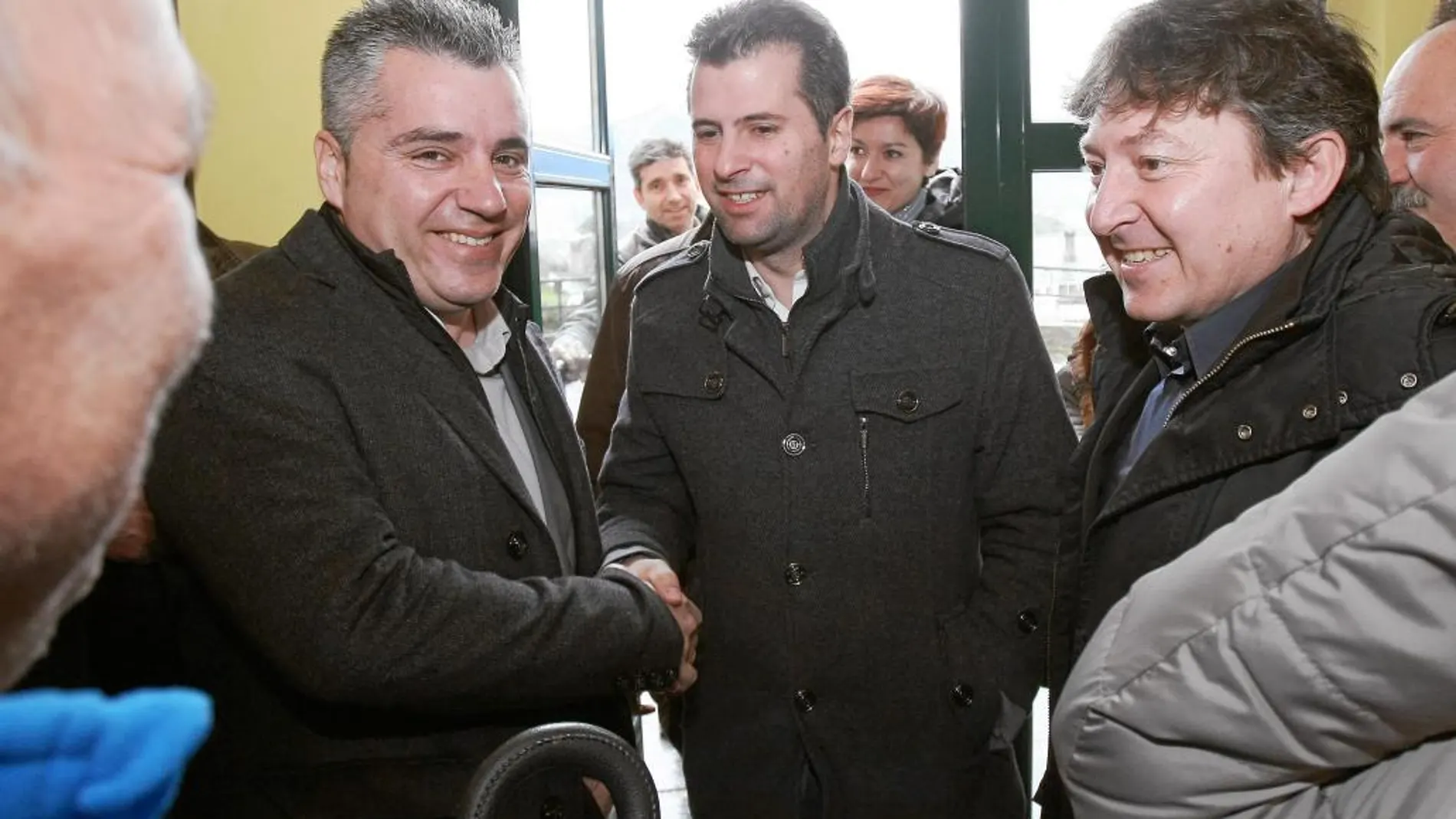 Luis Tudanca durante su visita a Villagatón-Brañuelas