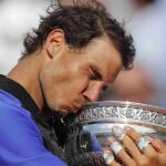 Rafael Nadal besa el trofeo que le acredita como ganador de su décimo Roland Garros en París.