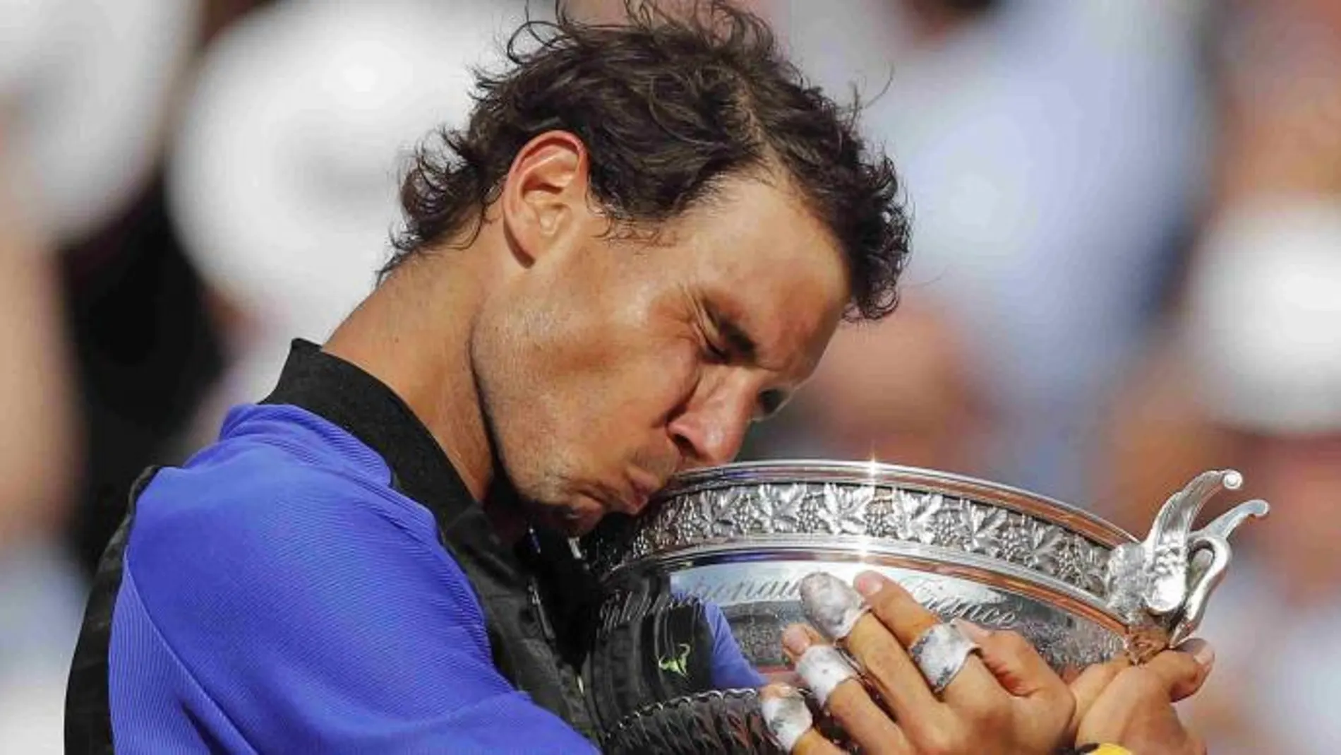Rafael Nadal besa el trofeo que le acredita como ganador de su décimo Roland Garros en París.