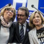 El expresidente de la Generalitat, Artur Mas (c), la exvicepresidenta Joana Ortega (d), y la exconsellera de Enseñanza Irene Rigau (i)