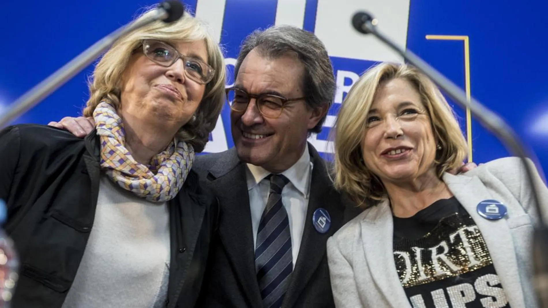 El expresidente de la Generalitat, Artur Mas (c), la exvicepresidenta Joana Ortega (d), y la exconsellera de Enseñanza Irene Rigau (i)