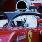 El piloto alemán de Ferrari Sebastian Vettel, sale del box de su equipo con el nuevo sistema de seguridad Halo.