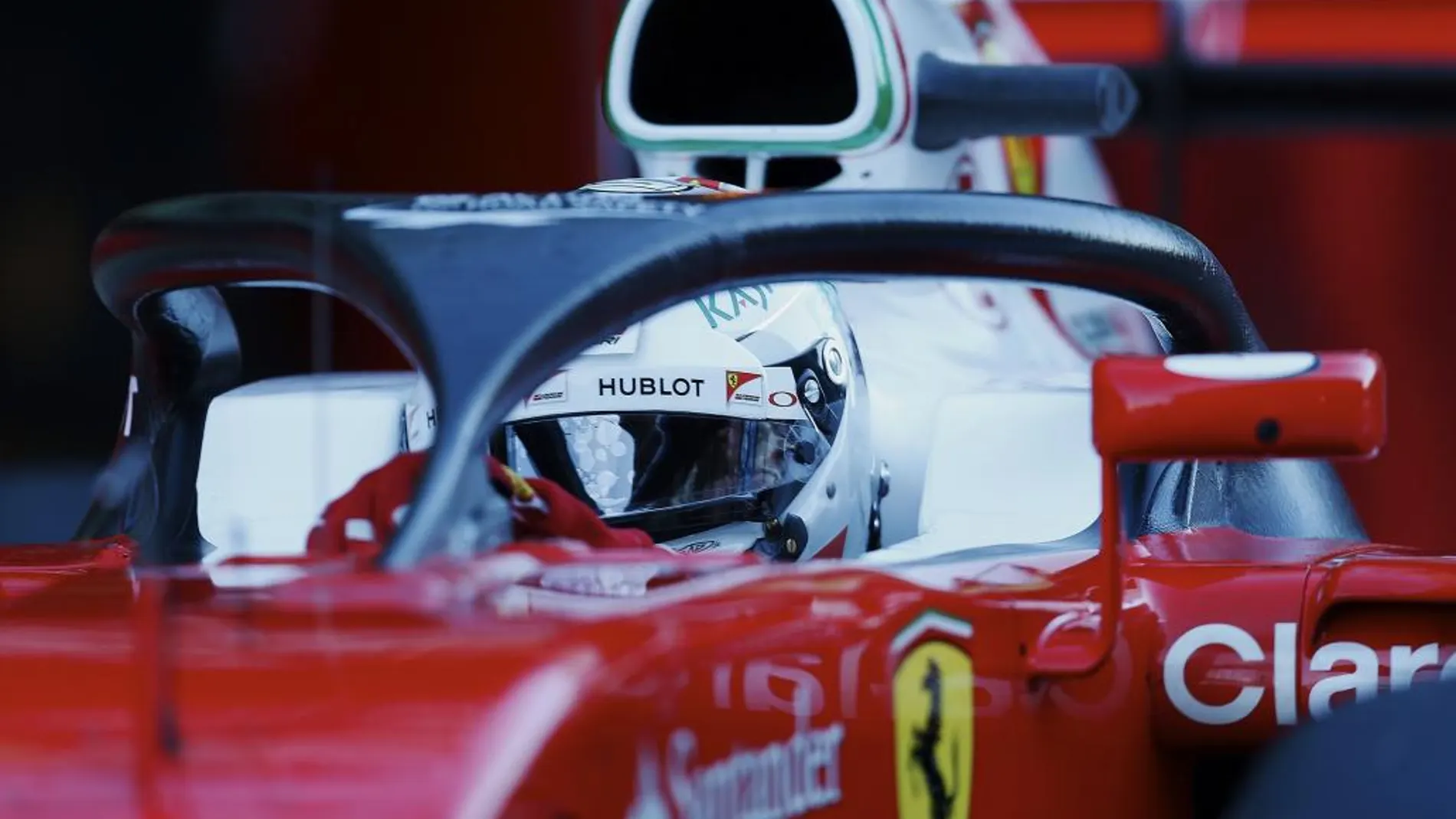 El piloto alemán de Ferrari Sebastian Vettel, sale del box de su equipo con el nuevo sistema de seguridad Halo.