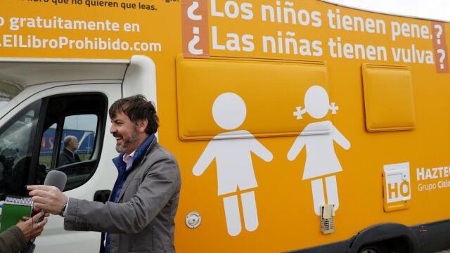 El presidente de HazteOir conversa con un periodista junto al polémico autobús