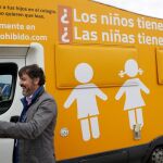 El presidente de HazteOir conversa con un periodista junto al polémico autobús