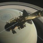 Ilustración de la NASA que muestra la sonda Cassini sobre el hemisferio norte de Saturno. En las primeras horas del pasado sábado, Cassini pasó cerca de Titán, la luna más grande de Saturno, para alterar su órbita con ayuda de la gravedad.