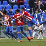 El jugador del Sporting de Gijón Roberto Canella celebra junto a sus compañeros su gol marcado al CD Legané