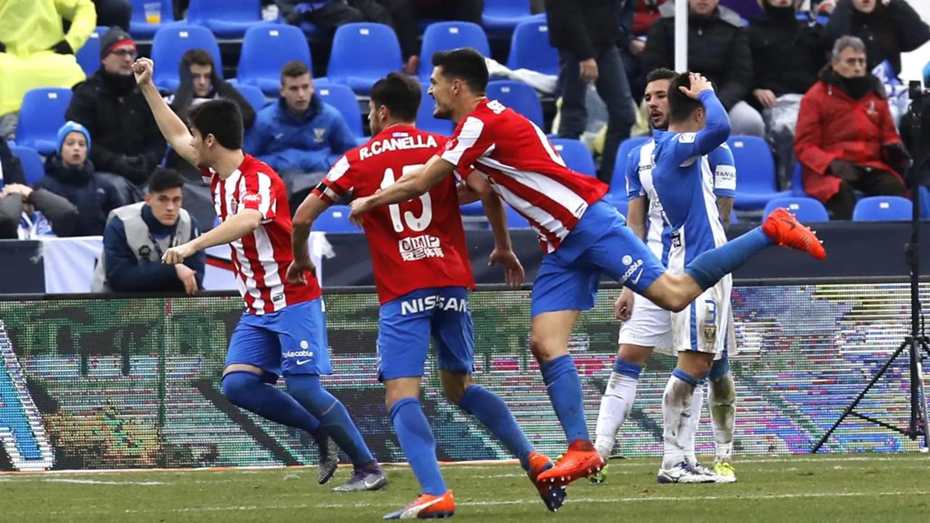 El jugador del Sporting de Gijón Roberto Canella celebra junto a sus compañeros su gol marcado al CD Legané