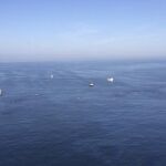 Fotografía facilitada por Salvamento Marítimo captadas desde el helicóptero Helimer 205, de las labores de búsqueda de los pescadores desaparecidos