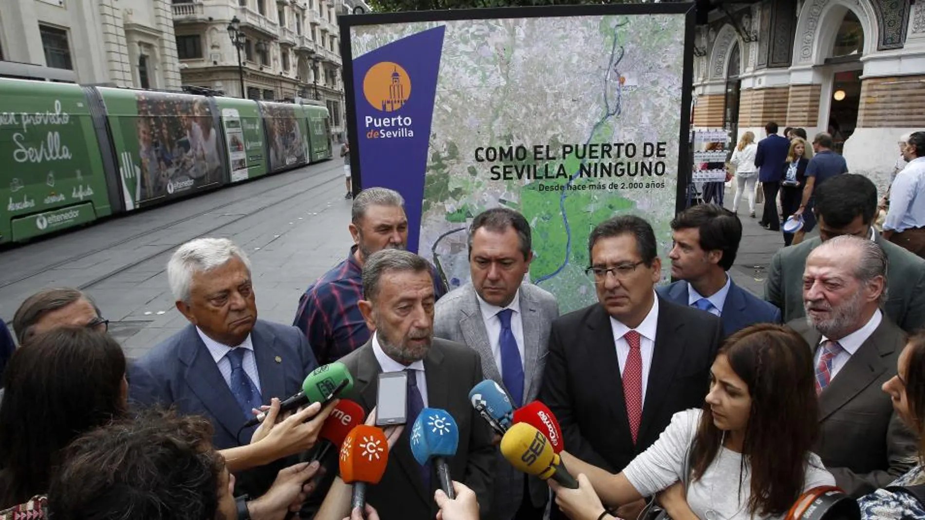 Manuel Gracia, presidente de la Autoridad Portuaria de Sevilla, atiende a los medios