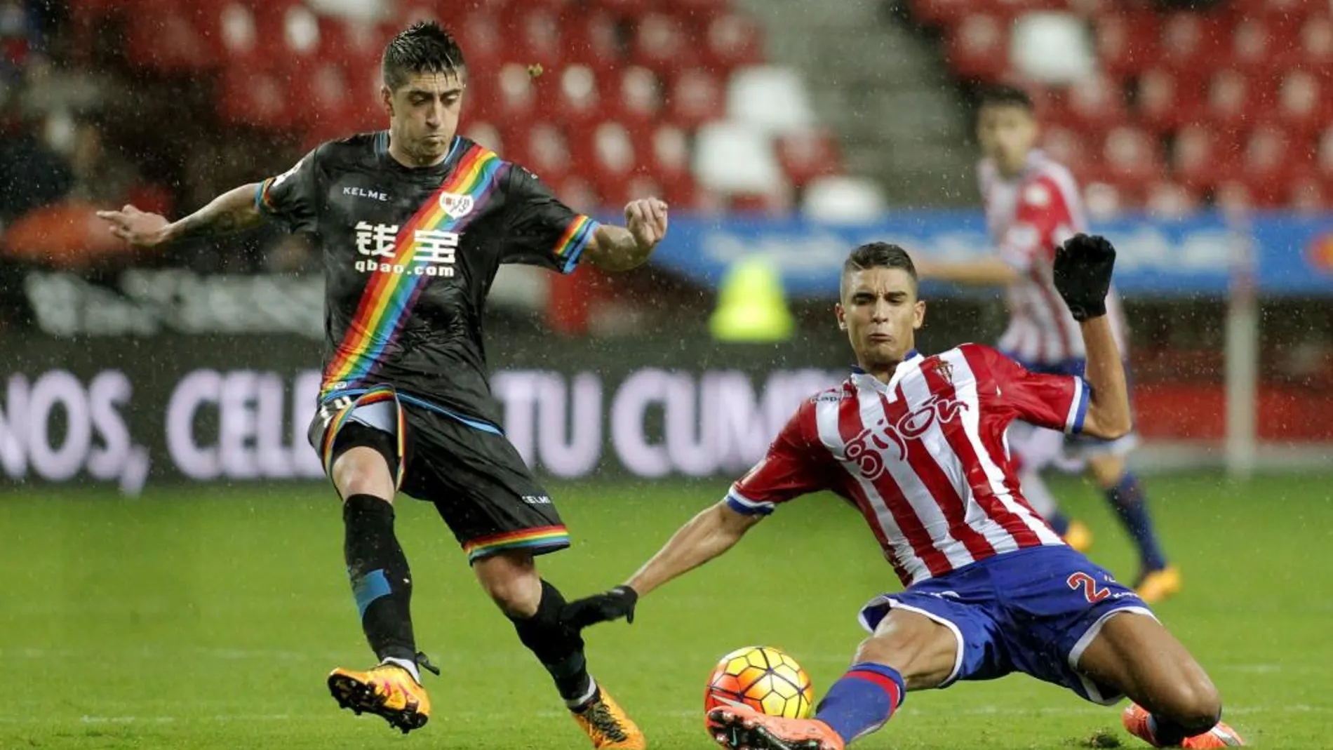 El centrocampista del Sporting, Rachid Aït-Atmane (d), corta el avance del jugador del Rayo Vallecano, Pablo Hernández, durante el encuentro