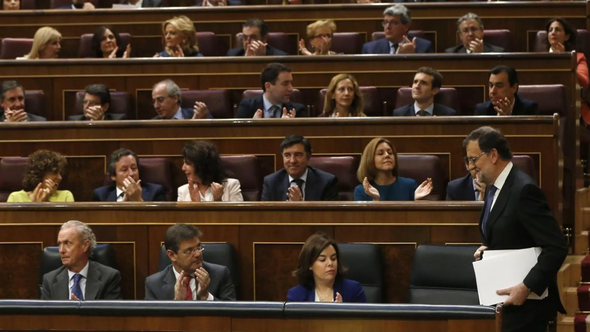 El presidente del Gobierno en funciones, Mariano Rajoy, regresa a su escaño tras su intervención en el Plano del Congreso
