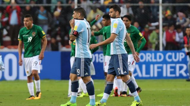 Mateo Musacchi (d) y Ever Banega (i) de Argentina salen del campo hoy, el martes 28 de marzo de 2017, al final del partido entre Bolivia y Argentina por las eliminatorias al mundial de fútbol Rusia 2018, en el estadio Hernando Siles de La Paz (Bolivia)