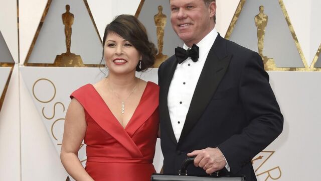 Martha L. Ruiz y Brian Cullinan posan antes de los Oscar