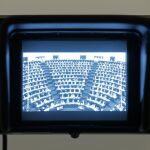 Pleno del Parlamento Europeo (PE) visto por el monitor de una cámara de video
