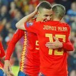 Jordi Alba y Rodrigo se abrazan después del gol del delantero a pase del lateral / Reuters