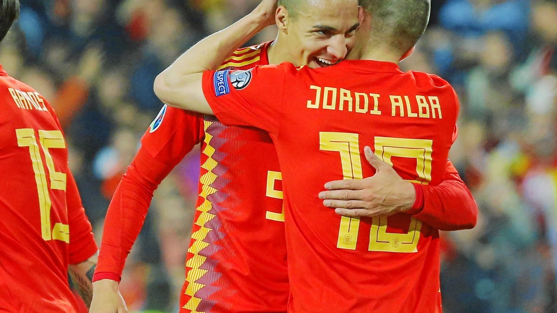 Jordi Alba y Rodrigo se abrazan después del gol del delantero a pase del lateral / Reuters