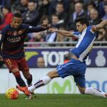 Neymar (i) y Javi Lopez (d) en un lance del partido