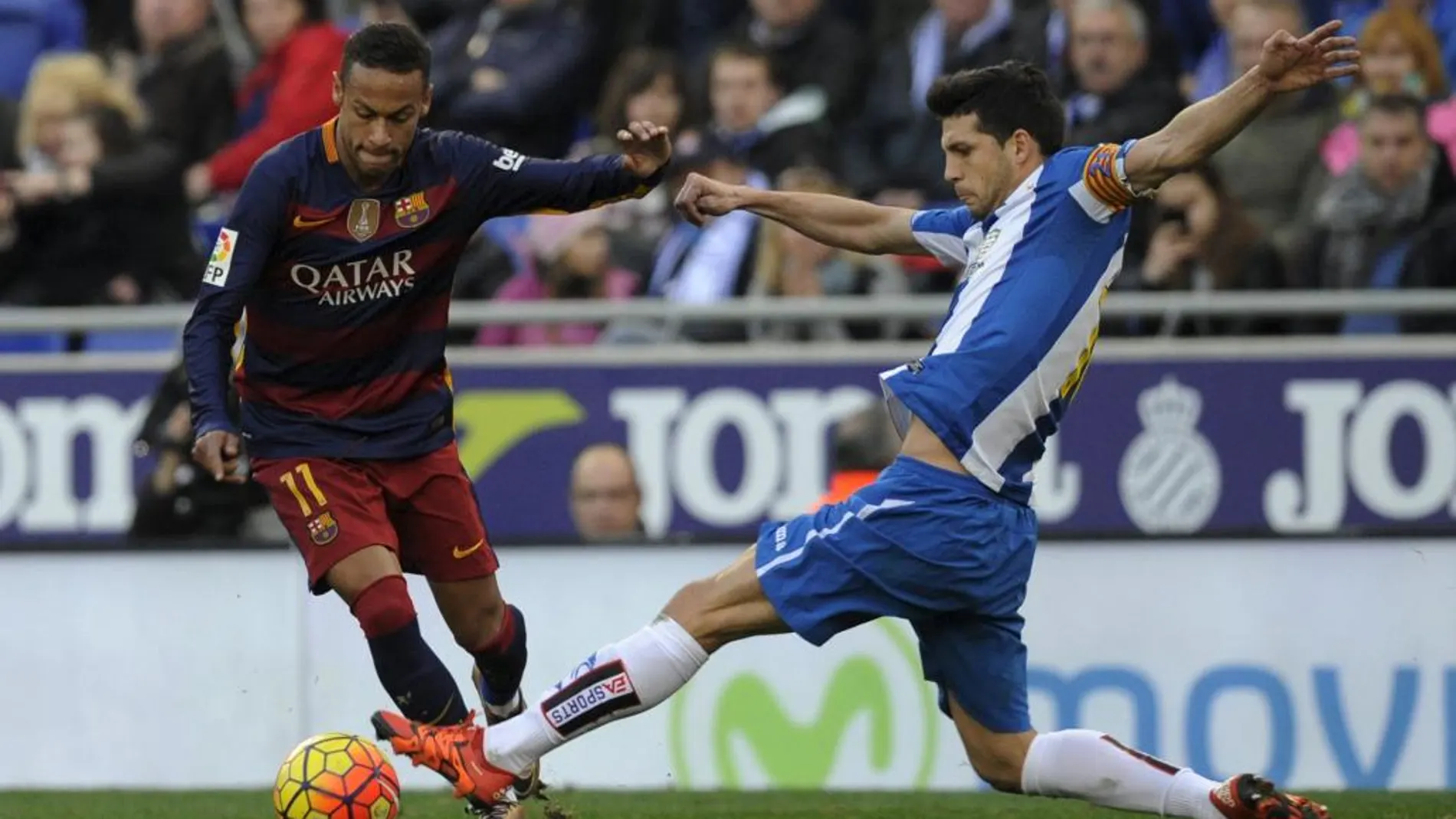 Neymar (i) y Javi Lopez (d) en un lance del partido