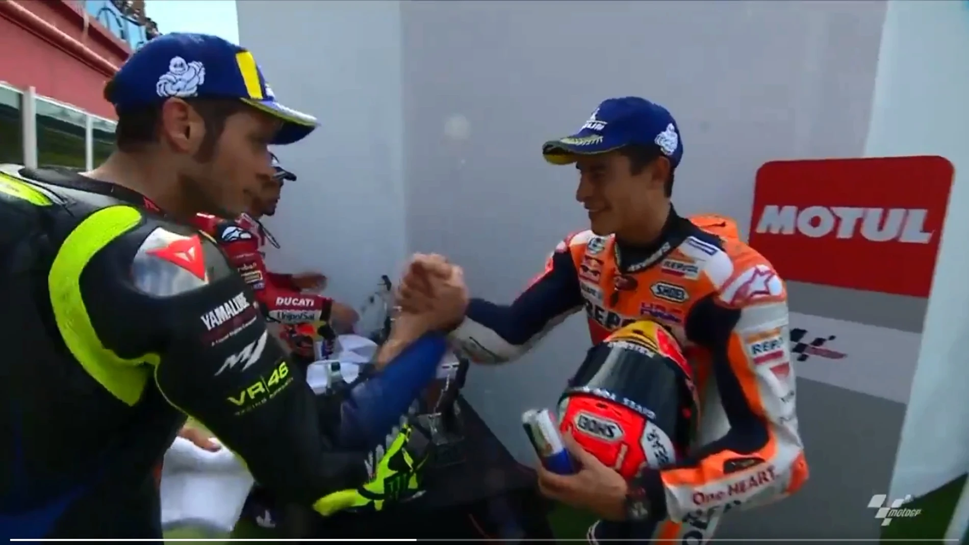 Ambos pilotos se saludan después de la carrera de este domingo