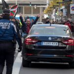 Varias taxistas increpan a un vehículo VTC en Madrid