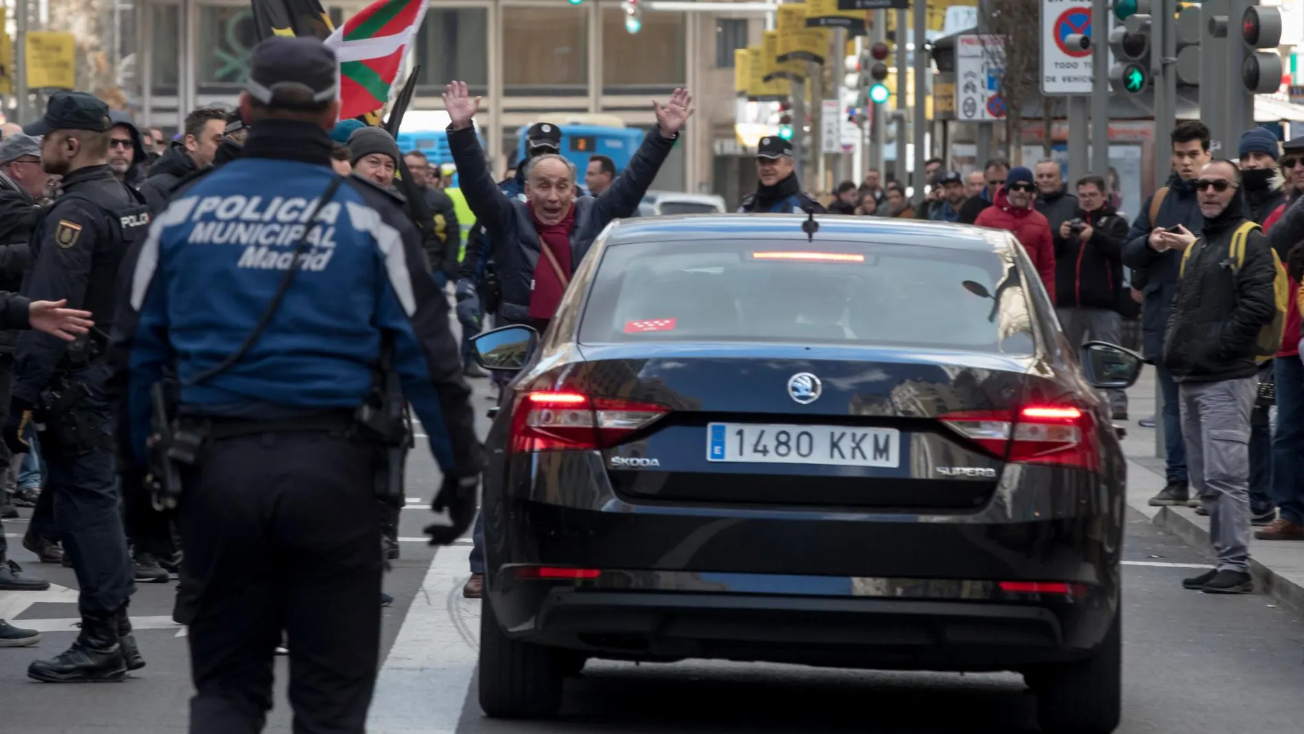 Varias taxistas increpan a un vehículo VTC en Madrid