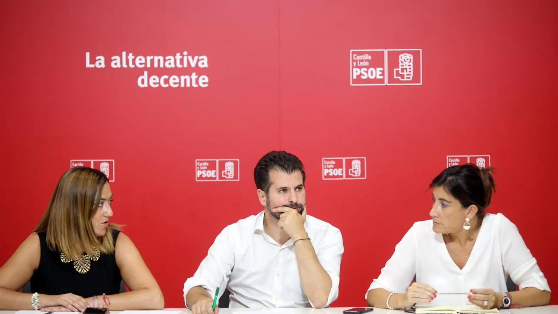 Luis Tudanca conversa con con Ana Sánchez y Virginia Barcones durante la reunión de la Ejecutiva regional del PSOE