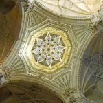 El interior de la catedral es de una enorme belleza y posee numerosas capillas ricamente ornamentadas